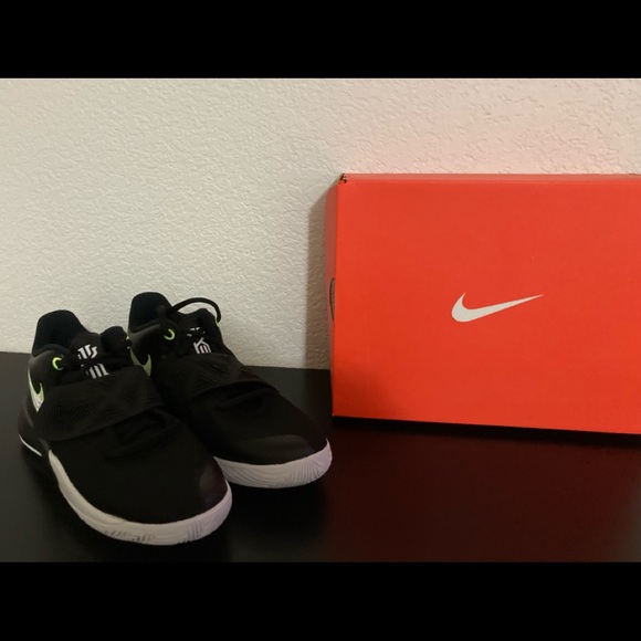 NEW NIKE KYRIE FLYTRAP III (GS) SIZE 4.5 5.5 6 6.5  BQ5620001 AUTHENTIC KIDS - Picture 15 of 16